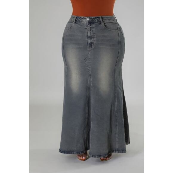 High-waisted Stretch Demin Skirt in Size 2XL - Picture 2 of 5